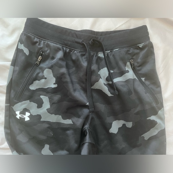 Under Armour Youth boys L camo print loose fit joggers. - Picture 5 of 5